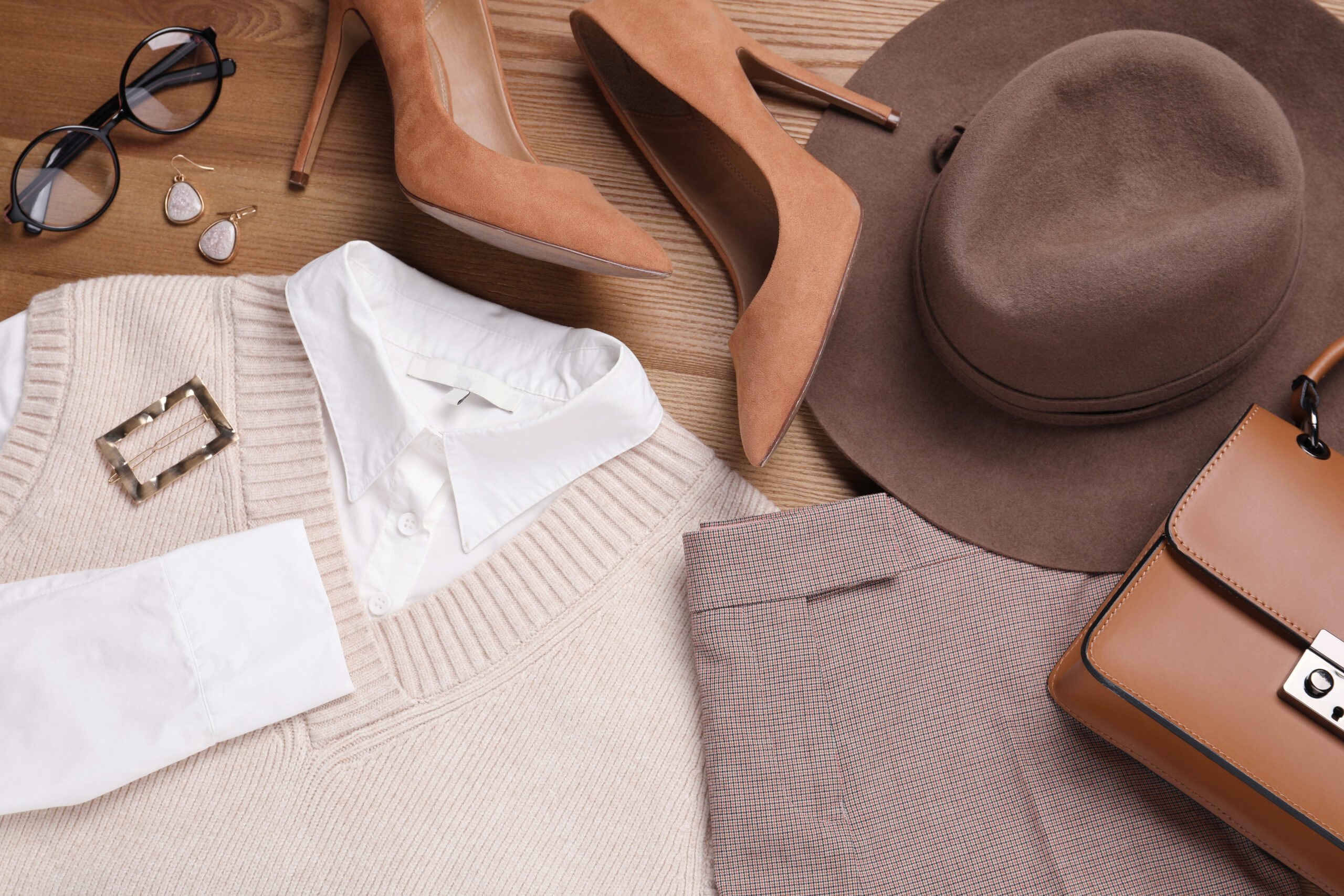 Die perfekte Capsule Wardrobe für moderne Frauen – 12 zeitlose Essentials