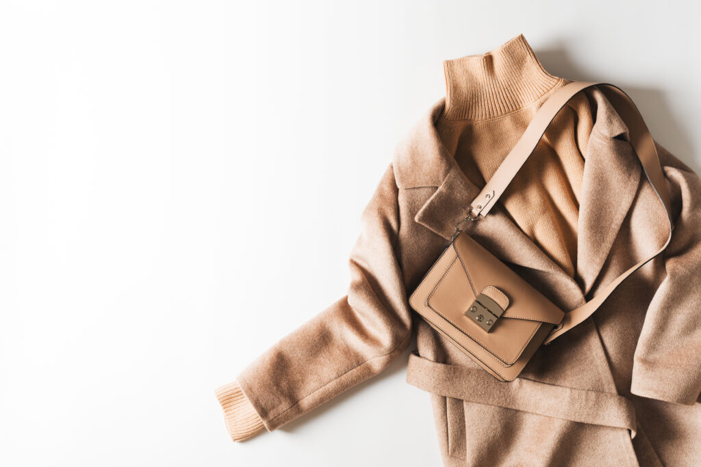 Capsule Wardrobe Herbst mit minimalistischen Essentials in neutralen Farben